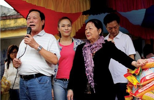 Cuối năm 2014, “Họa mi tóc nâu” Mỹ Tâm thực hiện chuyến từ thiện tại Đà Nẵng, quê hương cô. Đồng hành cùng Mỹ Tâm là cha mẹ của của nữ ca sĩ. Gia đình Mỹ Tâm xuất hiện giản dị và rất gần gũi với bà con nơi đây.