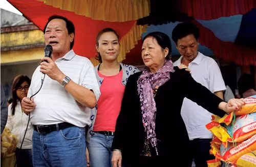 Cuối năm 2014, “Họa mi tóc nâu” Mỹ Tâm thực hiện chuyến từ thiện tại Đà Nẵng, quê hương cô. Đồng hành cùng Mỹ Tâm là cha mẹ của của nữ ca sĩ. Gia đình Mỹ Tâm xuất hiện giản dị và rất gần gũi với bà con nơi đây.