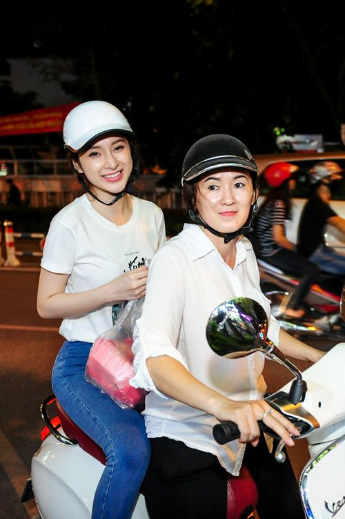 Vì Angela Phương Trinh không biết đi xe máy nên mẹ cô đích thân "làm xế" đưa cô đi phát cơm từ thiện. Đây là hoạt động đều đặn của Angela Phương Trinh hàng tháng.