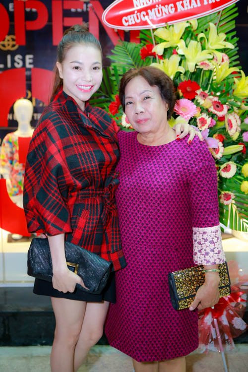 “Yêu nữ hàng hiệu” Trà Ngọc Hằng “khoe” mẹ trong một sự kiện.