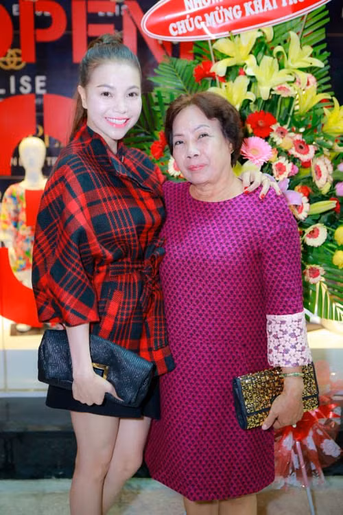 “Yêu nữ hàng hiệu” Trà Ngọc Hằng “khoe” mẹ trong một sự kiện.