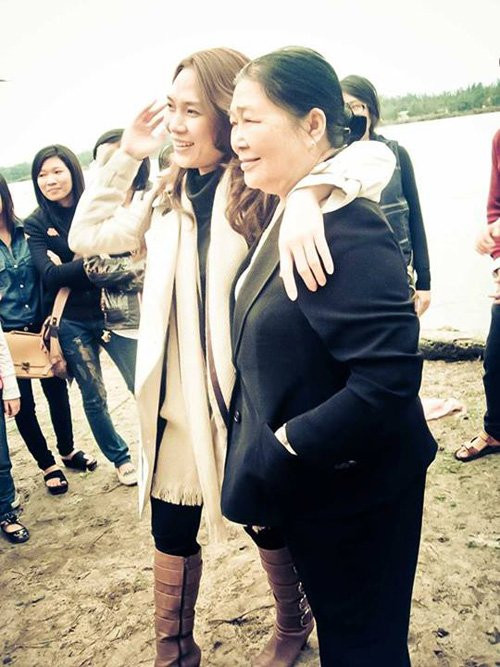 Mỹ Tâm cười rạng rỡ bên mẹ trong một chuyến đi. Nữ ca sĩ 34 tuổi luôn được mẹ theo sát trong từng hoạt động.
