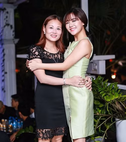 Vì lo cho cô con gái mới 21 tuổi còn chưa đủ chín chắn nên mẹ Văn Mai Hương thi thoảng vẫn xuất hiện cùng Á quân Vietnam Idol trong các sự kiện.