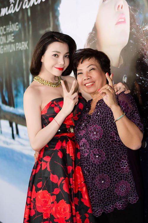 Trước đó, mẹ người đẹp từng xuất hiện rất giản dị khi tới chúc mừng con gái yêu ra mắt MV mới. Hai mẹ con Trà Ngọc Hằng rất tình cảm và nhí nhảnh, chiếm được nhiều thiện cảm của khán giả và truyền thông.