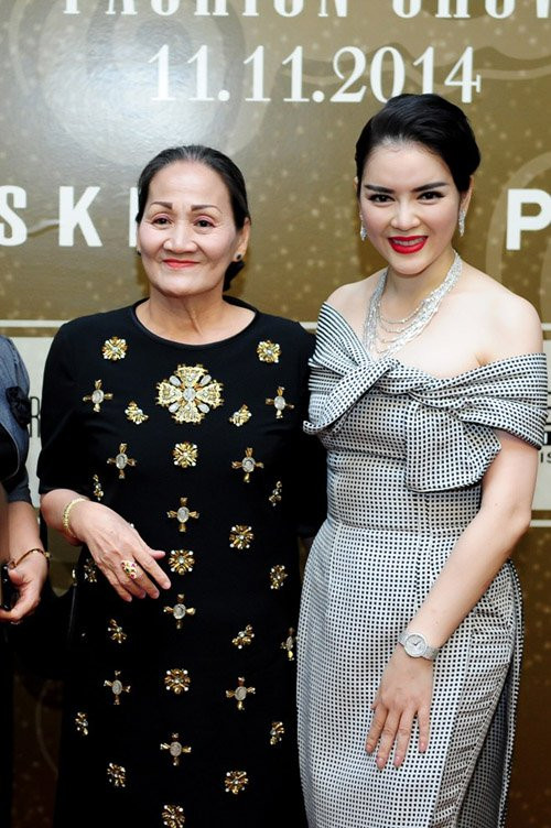 Mẹ cựu Đại sứ Du lịch Việt Nam xuất hiện rất thời trang và phong cách khi tới chúc mừng con gái trong một sự kiện thời trang. Dù Lý Nhã Kỳ đã trưởng thành song với bà, "kiều nữ" vẫn là cô con gái bé bỏng. Lý Nhã Kỳ được nhận xét có nhiều điểm rất giống mẹ.