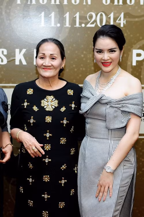 Mẹ cựu Đại sứ Du lịch Việt Nam xuất hiện rất thời trang và phong cách khi tới chúc mừng con gái trong một sự kiện thời trang. Dù Lý Nhã Kỳ đã trưởng thành song với bà, "kiều nữ" vẫn là cô con gái bé bỏng. Lý Nhã Kỳ được nhận xét có nhiều điểm rất giống mẹ.