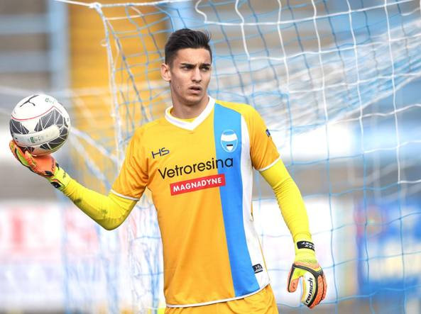 Không còn huyền thoại Buffon trong khung gỗ khi anh sẽ giải nghệ vào cuối mùa giải, BLĐ Juventus đang cân nhắc đưa Alex Meret về Turin.