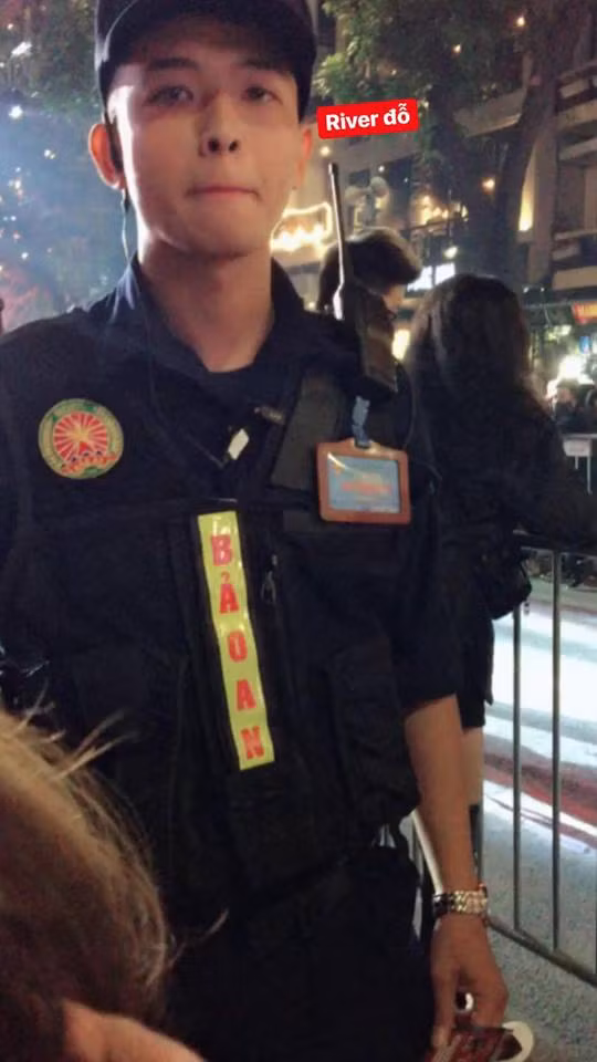 Phải mất nhiều ngày trời, dân mạng mới có chút manh mối đầu tiên về anh chàng. Được biết, anh chàng tên là Kim Long (chưa rõ tên đầy đủ), hiện là đội trưởng đội bảo an của một công ty tại Hà Đông.