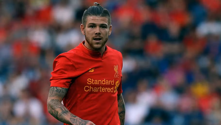 Alberto Moreno thi đấu tệ trong trận đấu với Arsenal, cầu thủ người Tây Ban Nha khiến đội nhà phải chịu một quả penalty cùng với đó là lỗi bỏ vị trí khiến cho Theo Walcott thoải mái ghi bàn.