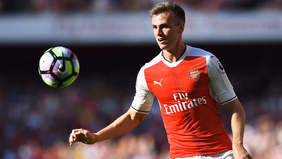 Rob Holding có lẽ vẫn chưa quen với nhịp độ thi đấu ở Premier League, cầu thủ này là nguyên nhân dẫn đến hai bàn thua của Arsenal trong trận đấu với Liverpool. Anh không thể theo kèm được Adam Lallana cũng như Philippe Coutinho trong cả hai tình huống ghi bàn.