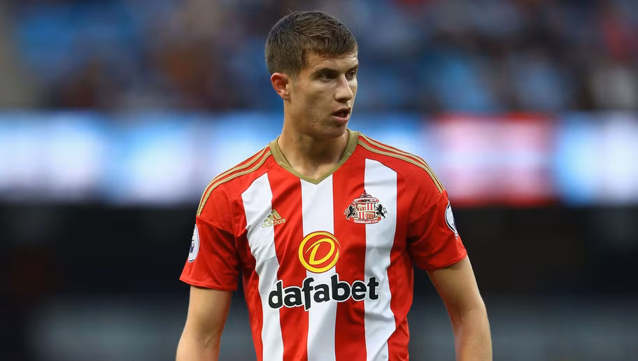 Paddy McNair vào sân từ băng ghế dự bị và để phản lưới nhà ngay trong trận đầu ra quân dẫn đến thất bại của Sunderland trước Manchester City.