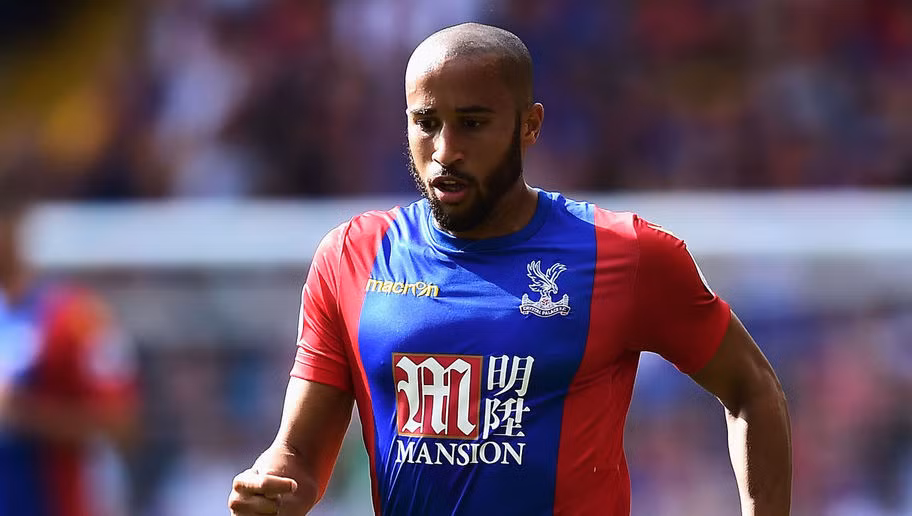 Andros Townsend là nỗi thất vọng vô cùng lớn của Crystal Palace nơi hành lang phải, cầu thủ này không có tới một pha đi bóng thành công khi cho thấy tốc độ vô cùng tồi tệ từ những đường lên bóng.