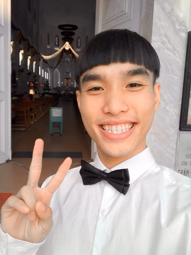 Dù không sở hữu ngoại hình nam thần hay giọng hát quá đặc biệt nhưng bù lại, trời cho Củ Tỏi một thần thái không lẫn vào đâu được.