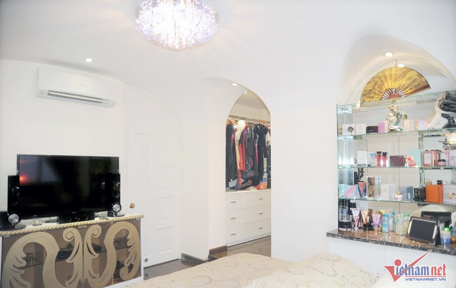 Nhật Kim Anh có riêng một phòng nhỏ trưng bày hàng trăm bộ trang phục đi tiệc, đi diễn... Một khu đựng nước hoa, đồ mỹ phẩm để mình làm đẹp.