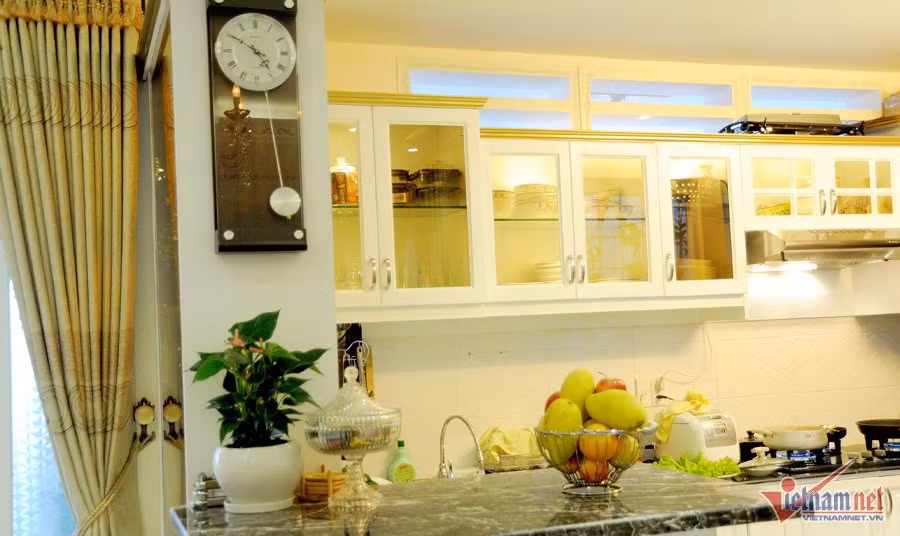 Khu bếp của Nhật Kim Anh luôn có hoa quả tươi.