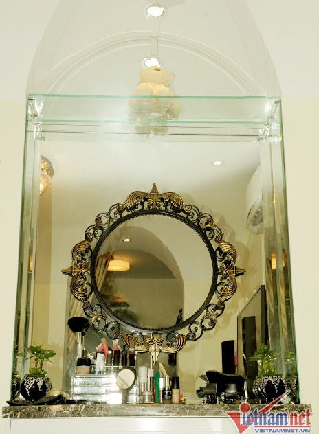 Như mọi phụ nữ, Nhật Kim Anh rất chăm chút cho góc trang điểm của mình.