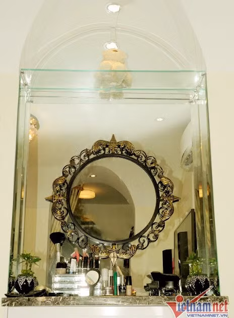 Như mọi phụ nữ, Nhật Kim Anh rất chăm chút cho góc trang điểm của mình.