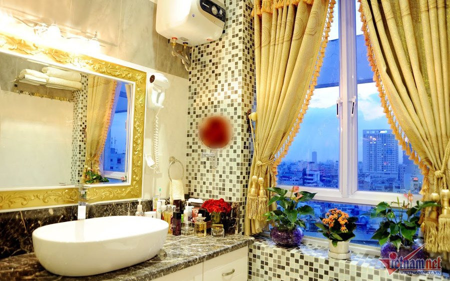 Phòng tắm được trang trí bởi những bồn hoa nhỏ.