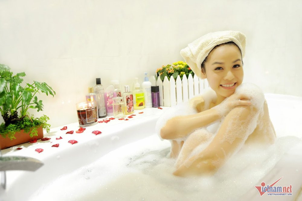 Hỏi Nhật Kim Anh thích gì nhất trong ngôi nhà này? Cô đáp ngay: “Phòng tắm với một cái bồn nước đầy xà phòng, hoa thơm để mỗi lần đi làm mệt về, thả người xuống và ngâm mình thoả thích với những ý nghĩ phiêu bồng.