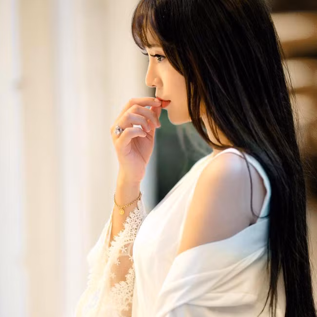 Cùng ngắm nhìn những hình ảnh của cô gái Quảng Ninh 19 tuổi đẹp "mơn mởn" nổi tiếng khắp Facebook thời gian qua. Ảnh sử dụng trong bài: Facebook nhân vật.