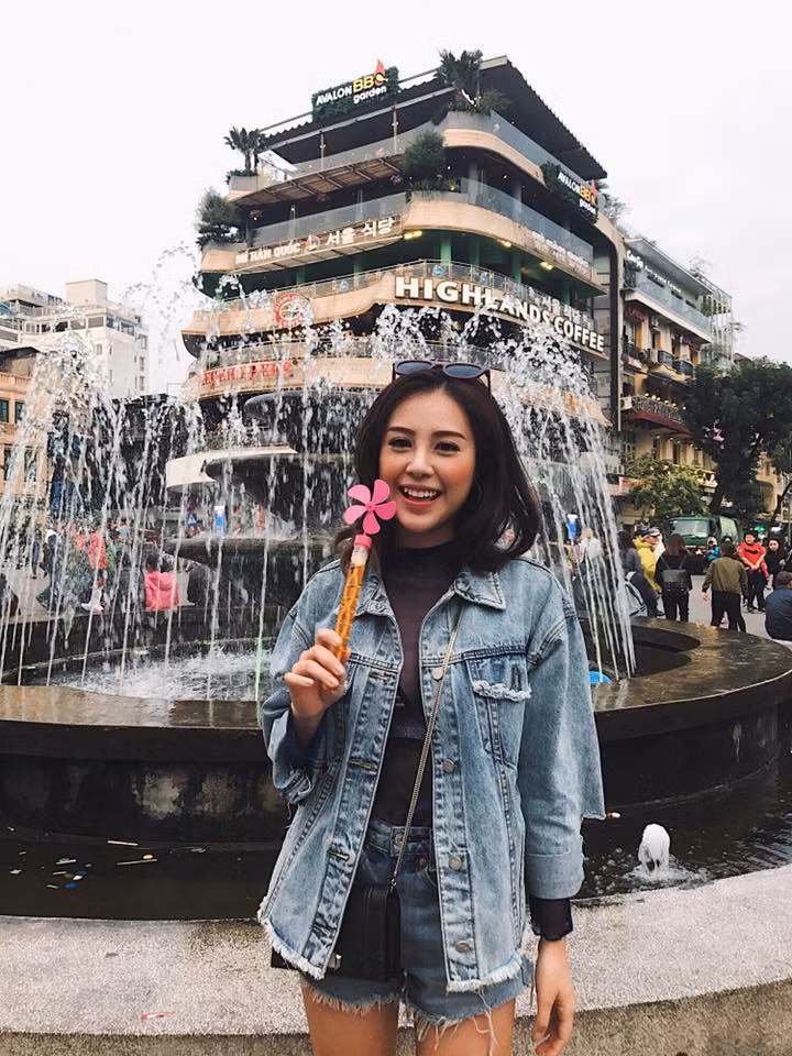 Sau đó, Hồng Anh bén duyên với nghệ thuật và được mời tham gia một số phim ngắn, phim sitcom và đóng clip quảng cáo.