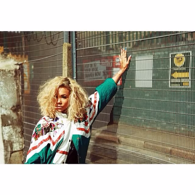 Isabella Johnson-Ewers được đánh giá là một vũ công, ca sĩ, người mẫu và diễn viên có tài.