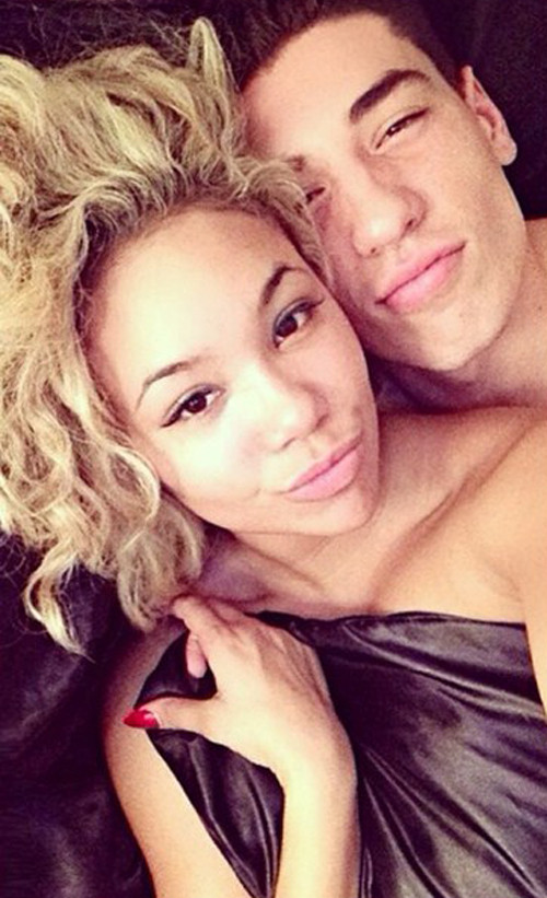 Nhưng mới đây, trên trang xã hội Instagram của mình, Isabella Johnson-Ewers đã chia sẻ bức ảnh "thân mật" với hậu vệ trẻ người Tây Ban Nha của Arsenal.