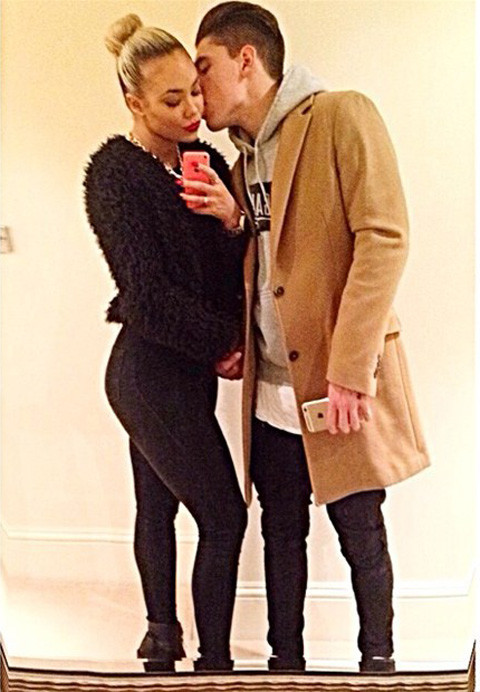 Isabella Johnson-Ewers và Hector Bellerin đã gặp nhau lần đầu trong một sự kiện được diễn ra tại London vào tháng 5 năm 2014.