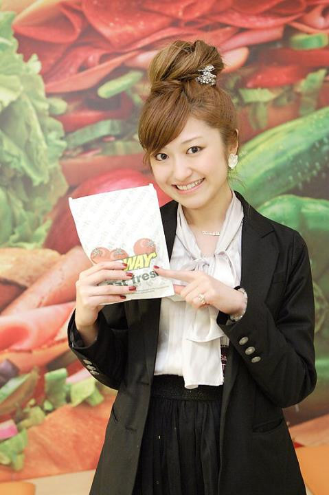 Mỗi lần bước ra sân đấu, Kaori Ebe đều được các khán giả tán thưởng bởi vẻ đẹp và những pha điều bi hết sức điệu nghệ từ đôi tay ma thuật của mình.