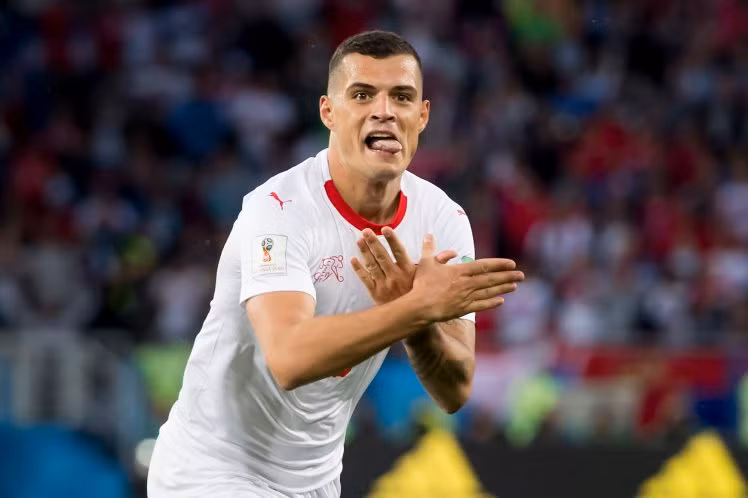 Sau trận, Xhaka đăng tấm ảnh lên mạng xã hội, kèm theo chú thích tiếng Albania: “Hãy trông đây Serbia, đó là lý do vì sao người ta gọi tôi là Granit Kosovo”. Sau đó, Xhaka xóa bài đăng và thay thế tấm ảnh khác, kèm theo dòng chữ: “Chúng tôi đã làm điều đó, người anh em”, viết bằng tiếng Anh.