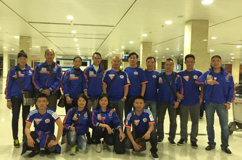 Ngoài hành động thưởng nóng đồ công nghệ và tiền cho các cầu thủ, ông Trần Lê Trung còn bỏ tiền túi lên tới hàng trăm triệu đồng để xây dựng và phát triển hội CĐV CLB Than Quảng Ninh. Mỗi chuyến đi xa của các CĐV ông Trung thường lo vé máy bay hoặc ô tô để tạo điều kiện thuận lợi nhất cho các CĐV. Ảnh: Bongdaplus.