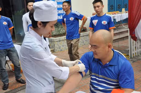 Ngoài việc ủng hộ CLB Than Quảng Ninh bằng tiền bạc, ông Trần Lê Trung cũng kêu gọi các CĐV khác tham gia những hoạt động xã hội như hiến máu nhân đạo. Ảnh: Baoquangninh.