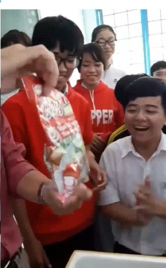 Được biết, clip trên là 1 phần trong bữa tiệc sinh nhật của học sinh lớp 11A2, trường THPT Trần Văn Ơn- Châu Thành - Bến Tre dành tặng thầy giáo của mình là thầy Lê Tấn Minh, giáo viên môn Văn tại trường vào ngày 16/1 vừa qua.