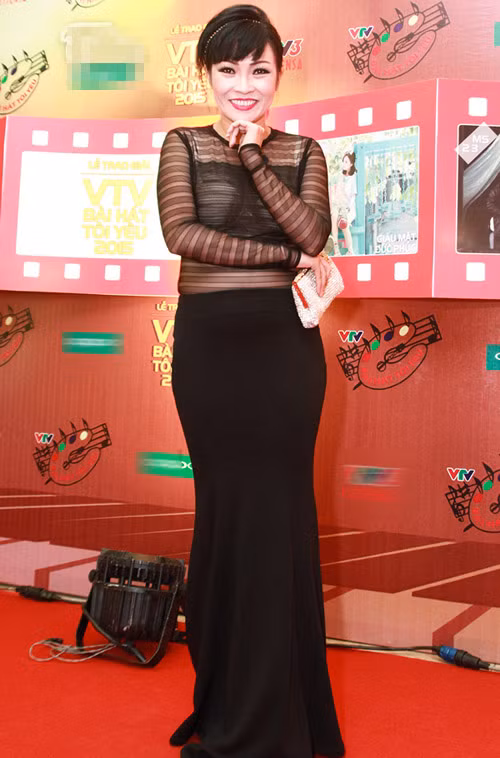 Dự lễ trao giải VTV - Bài hát tôi yêu - diễn ra vào ngày 20.2, Phương Thanh chọn mốt xuyên thấu. Tuy nhiên, thiết kế lộ nội y khiến nữ ca sĩ nhận về không ít lời chê bai bộ cánh phản cảm.