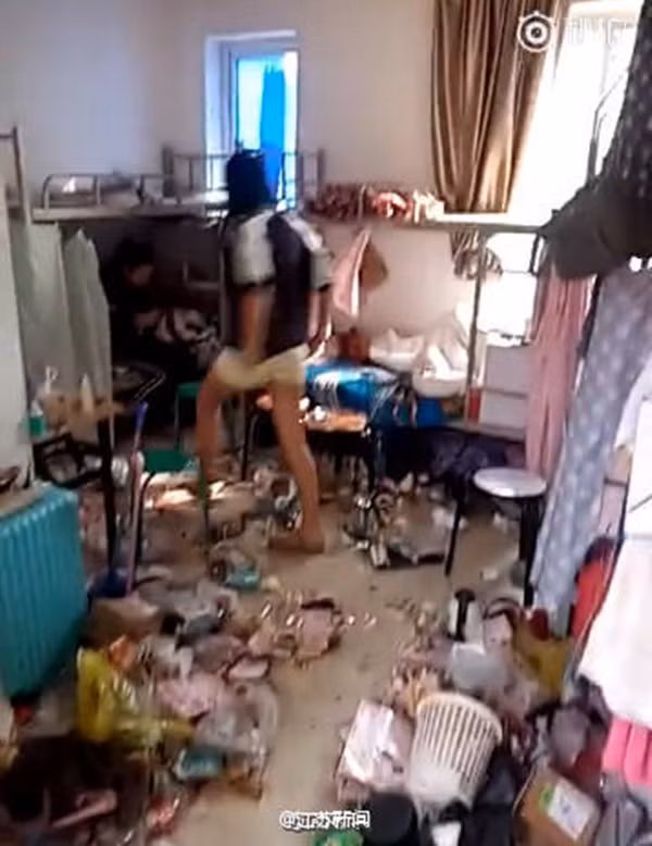 Trong phòng ký túc xá của nữ sinh này tràn ngập rác rưởi, đồ đạc la liệt trên mặt sàn. Thế nhưng cô nàng vẫn vô tư sinh hoạt và dường như không có ý định dọn dẹp.