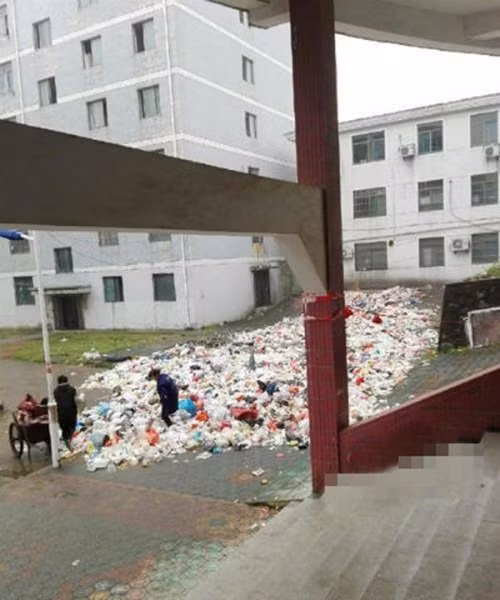Nhiều người sau khi chứng kiến bức ảnh này đều hỏi rằng liệu đây là bãi rác của thành phố hay là sân của một khu KTX dành cho sinh viên.