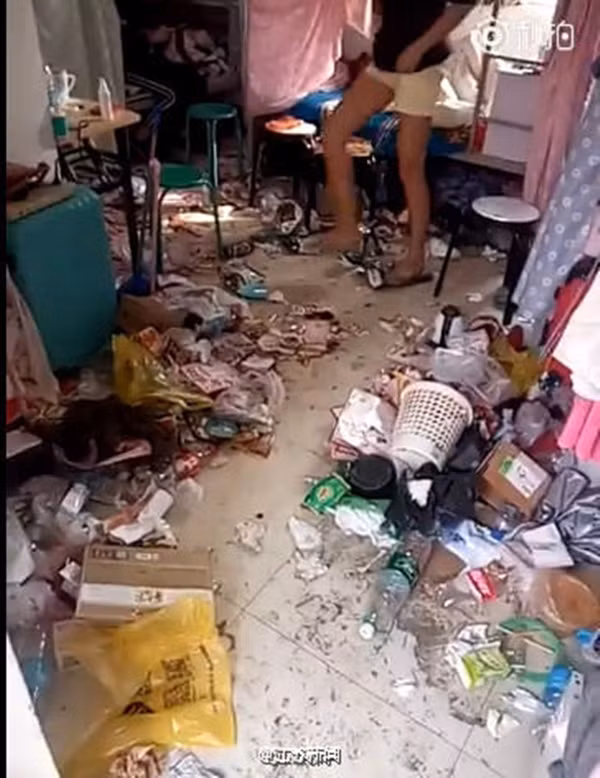 Còn nhớ cách đây chưa lâu, cư dân mạng cũng phải một lần thốt lên kinh hãi khi chứng kiến một căn phòng ký túc xá siêu bừa bãi và bẩn thỉu của một nữ sinh Trung Quốc.