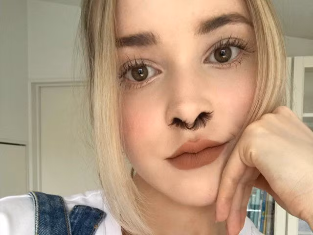 Xu hướng này bắt đầu từ tài khoản Instagram có tên @gret_chen_chen. Không phải beauty blogger xinh đẹp nhưng cô nàng nhanh chóng gây chú ý với bức ảnh selfie lông mũi hướng toàn bộ ra ngoài.