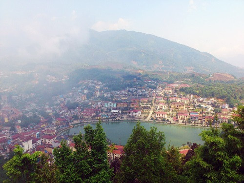 Chỉ mất từ 5-6 tiếng di chuyển từ Hà Nội bằng ô tô tự lái, xe giường nằm hoặc ngủ một đêm trên tàu là bạn đã đến Sapa để có những trải nghiệm thú vị khi tới với vùng núi Tây Bắc, Việt Nam.Vào dịp lễ 30/4 cũng trùng vào thời điểm những nương lúa nơi đây chín khiến một góc trời vàng rượm.