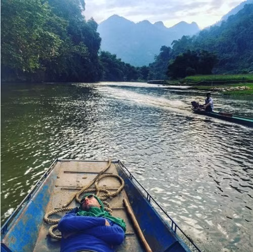Chỉ với 6-7 tiếng đi Hà Nội, bạn đã có mặt ở bến xe thành phố Cao Bằng, thưởng thức món phở vịt quay trứ danh trong một sáng tinh sương ồn ào mà cũng yên bình nơi đây. Ngoài ra những món ăn đặc sản như lạp xưởng Cao bằng, ong non, vịt quay, bánh trứng kiến, hạt dẻ Trùng Khánh, xôi tram, bánh áp chao cũng rất đáng để thưởng thức.