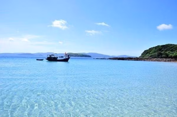 Tới Cô Tô, bạn có thể tham quan những điểm du lịch như hải đăng Cô Tô, khám phá những bãi biển hoang sơ như Vàn Chảy, Hồng Vàn, cảng Bắc Vàn, bãi đá và đảo Cô tô Con.