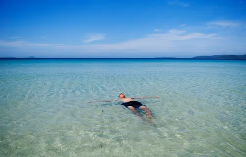 Còn với những bạn thích thích biển, dịp nghỉ lễ thì đảo Cô Tô là một lựa chọn không tồi. Để đến được Cô Tô thì lại là một hành trình có chút tốn sức. Bạn cần đi xe khách hoặc xe riêng từ Hà Nội để tới Cảng Vân Đồn – Quảng Ninh. Sau đó đón chuyến tàu cao tốc vào đầu giờ sáng hoặc đầu giờ chiều để di chuyển ra Đảo Lớn.