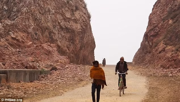 Con đường hoàn thành sau nhiều năm (Ảnh: Milaap/Daily Mail)