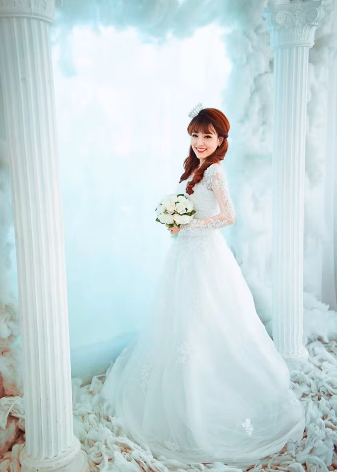 Cô nàng Xuân Hương xinh đẹp trong váy cưới.