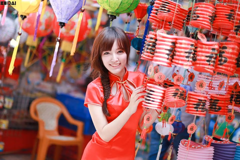 Cũng chính nhờ nét đẹp này mà cô nàng xinh đẹp này đã “ẵm” giải thưởng “Ảnh chụp với hoa đẹp nhất” trong cuộc thi Miss &amp; Mr Marie Curie khi còn ngồi trên ghế phổ thông.