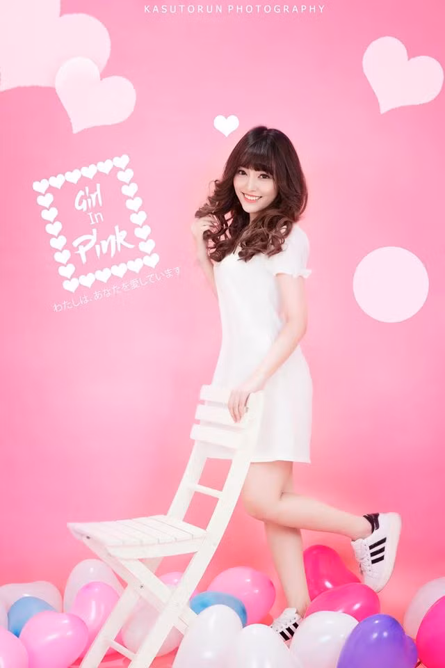 Tính đến nay, cô nàng hot girl trường nhạc đã có 3 năm kinh nghiệm trong vai trò mẫu ảnh và cô nàng khá có duyên với các studio ảnh cưới.