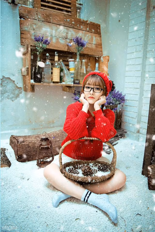 Mặc dù có lịch học trên trường khá dày thế nhưng Xuân Hương vẫn nhận lời làm mẫu ảnh để vừa thỏa niềm yêu thích chụp ảnh đồng thời kiếm thêm nguồn thu nhập trang trải cuộc sống.