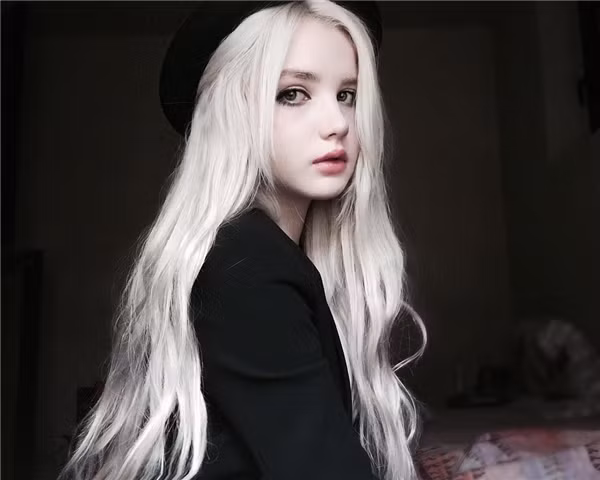 Có không ít dân mạng đã bình luận khen ngợi Nordic_alien có vẻ ngoài xinh đẹp như một cô búp bê.