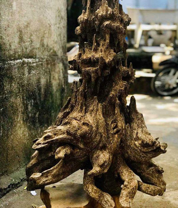 Theo quan sát của phóng viên, bộ sưu tập lũa trầm của vị đại gia này có đến hàng trăm món với những kích thước to, nhỏ khác nhau. Tuy nhiên, tất cả sản phẩm từ gỗ lũa trầm đều đã được chế tác một cách khéo léo và tinh vi.