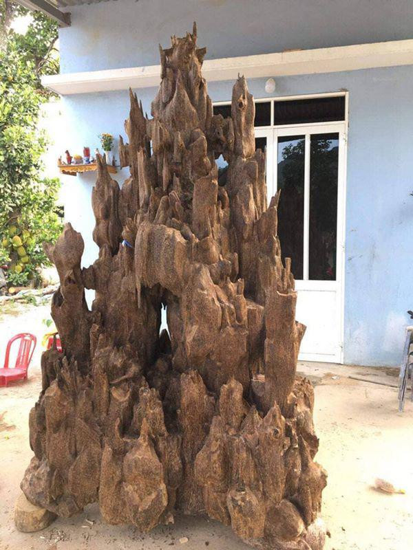 Sau vài lần ngỏ ý, vị đại gia ở quận Hà Đông - Hà Nội mới đồng ý cho mục sở thị những món lũa trầm mà anh dày công sưu tập gần 20 năm qua. Tuy nhiên, anh xin được giấu danh tính.